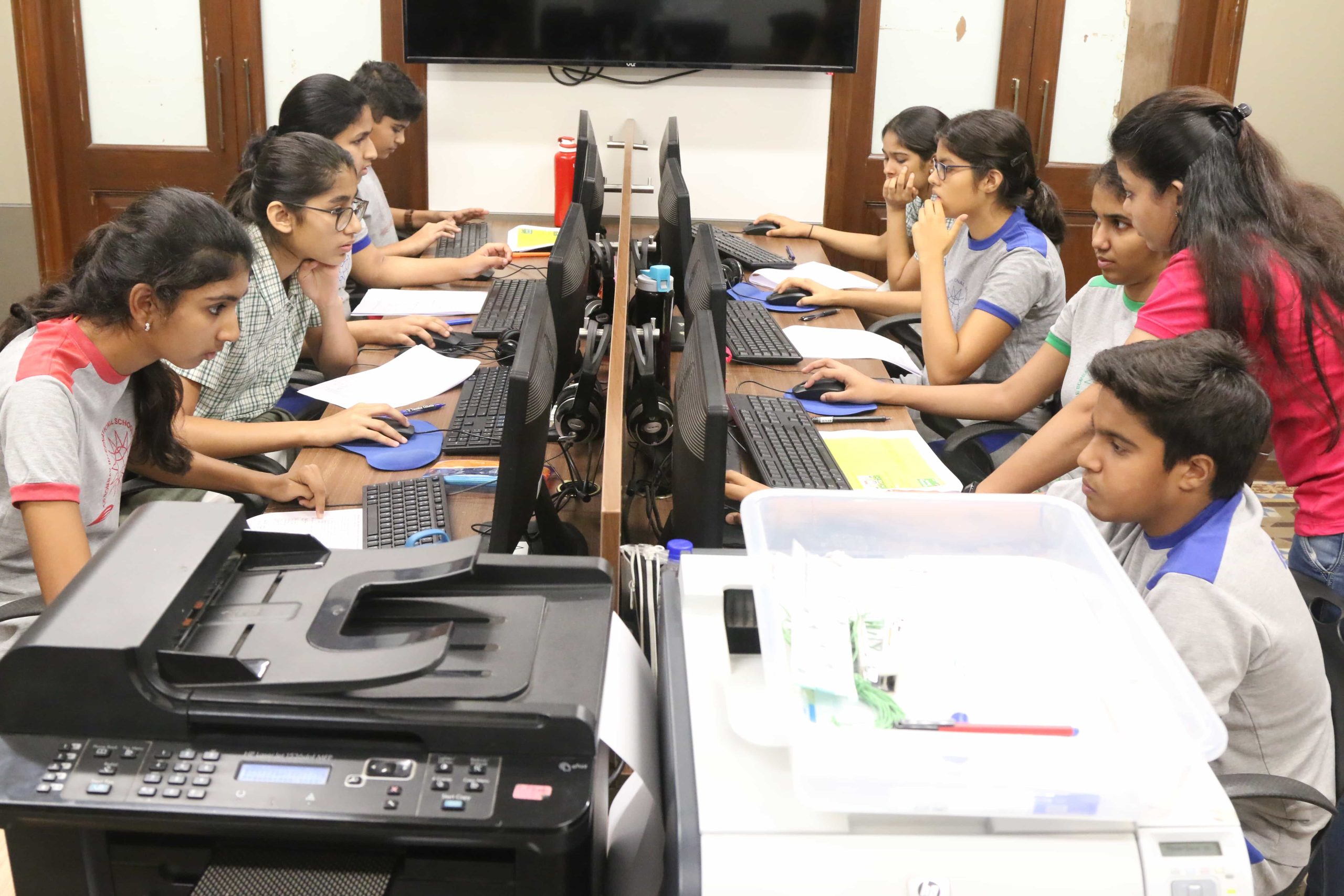 two rows of students with their system sitting in information technology class